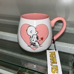 PEANUTS Charlie Brown & Snoopy Hugging in a Heart coffee mug, pink & white NWT